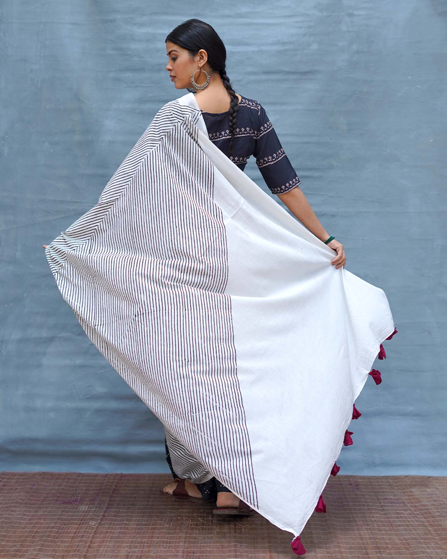 B&W Muse Black & White Handblock Print Cotton Saree - MIS - Image 3