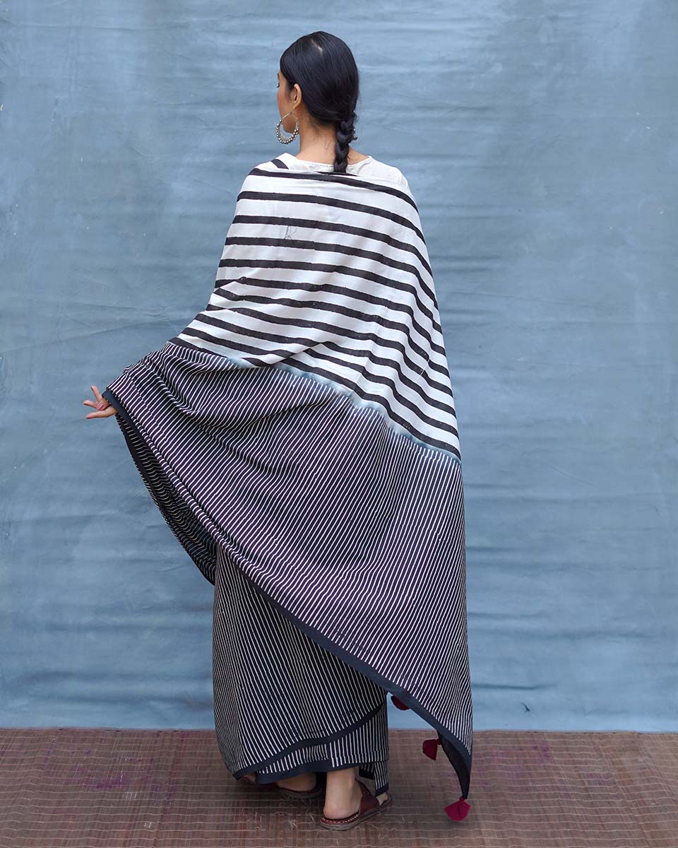 Black or White Handblock Print Cotton Saree - MIS - Image 3