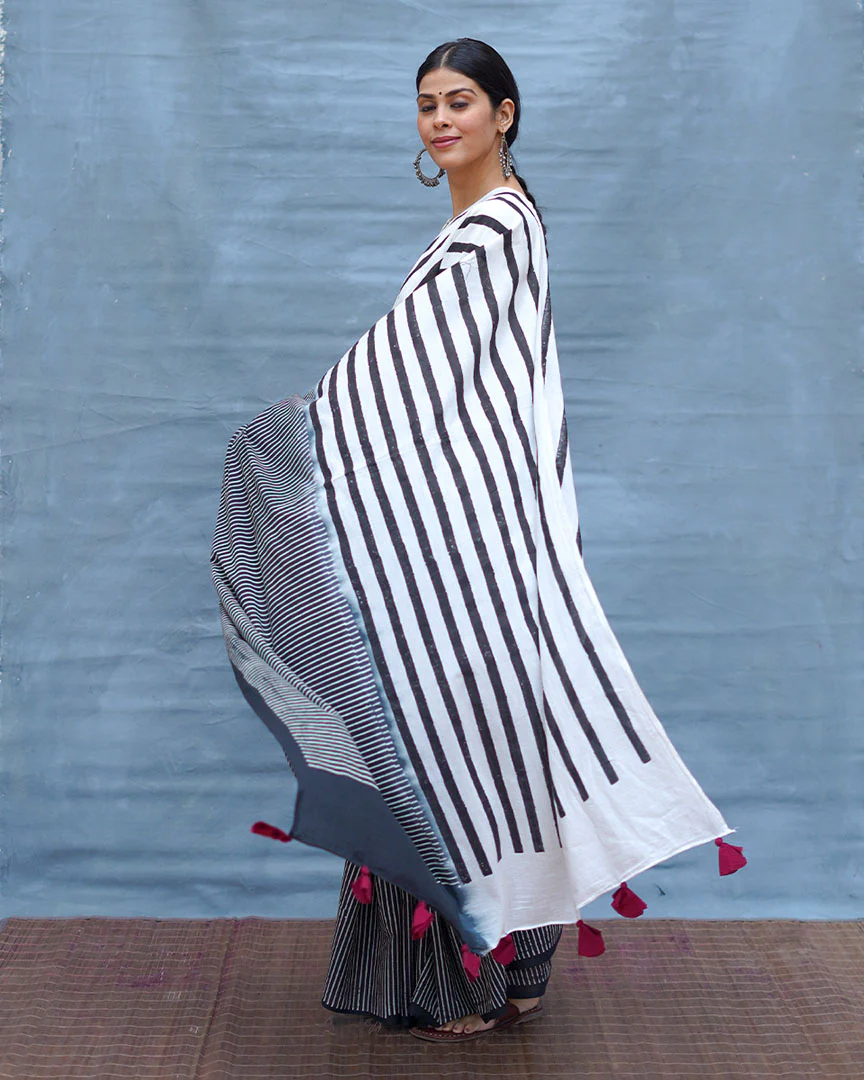 Black or White Handblock Print Cotton Saree - MIS - Image 6