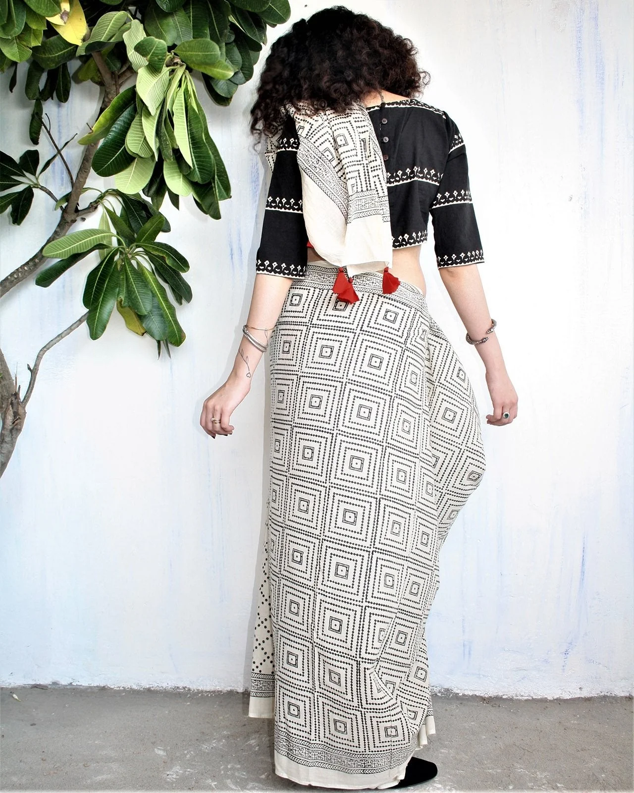 Ivory Black Block Printed Cotton Mul Saree - Image 5