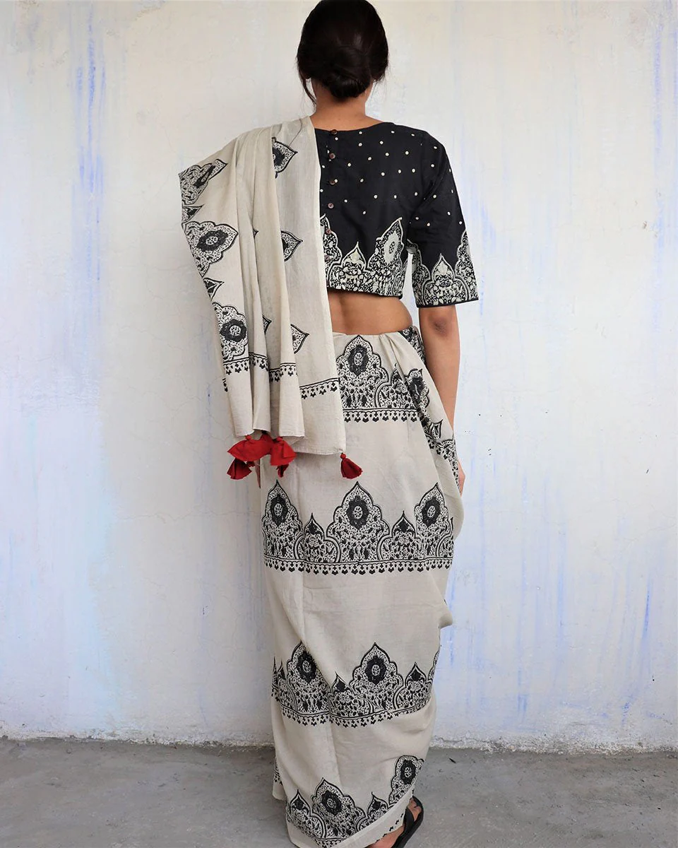 Ivory Black Block Printed Cotton Mul Saree - God - Image 4
