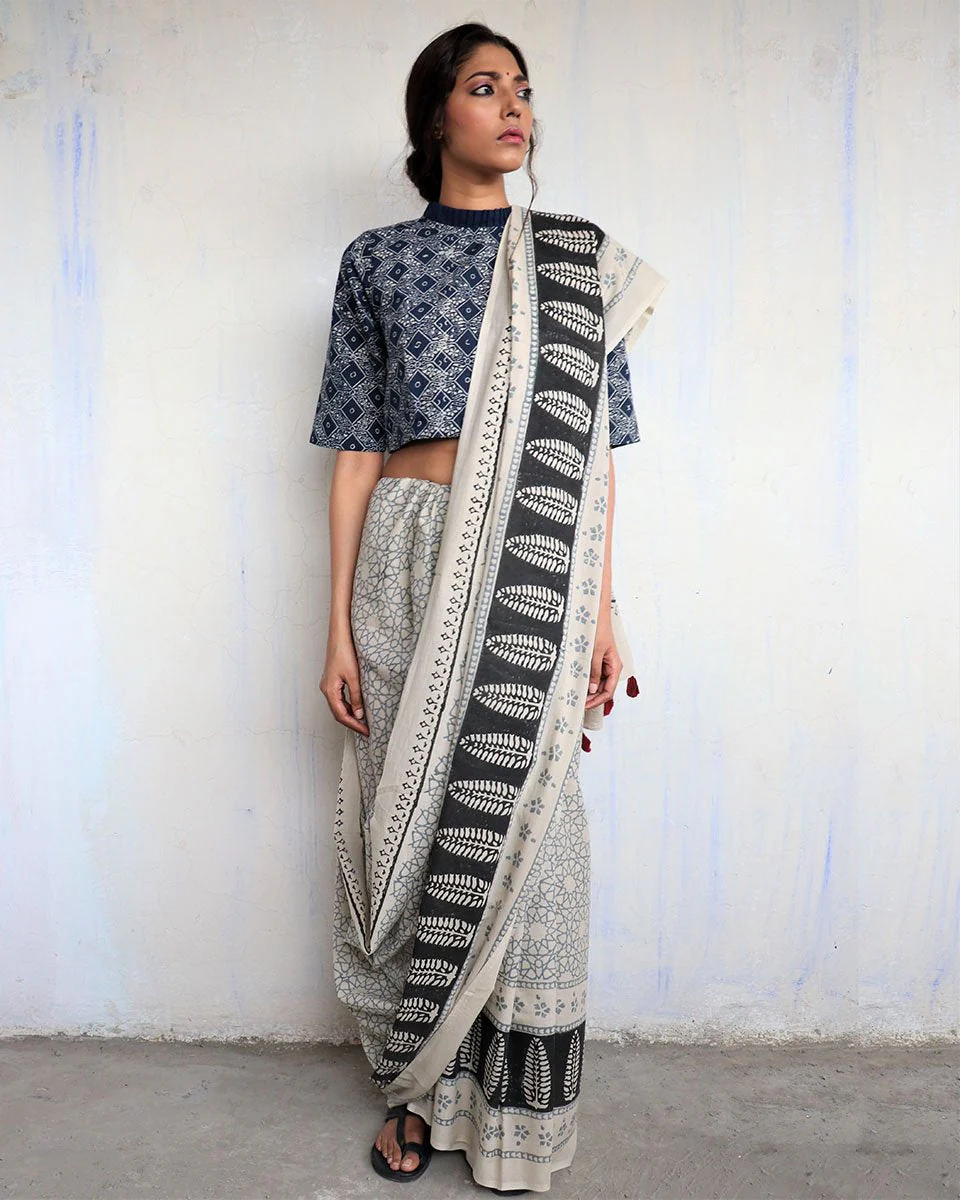 Ivory Black Border Block Printed Cotton Mul Saree - God - Image 5