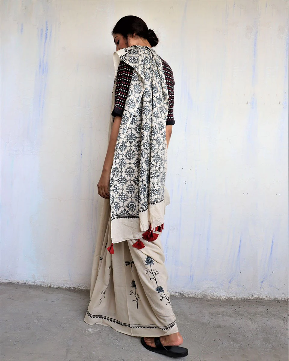 Ivory Black Dragonfly Block Printed Cotton Mul Saree -God - Image 7