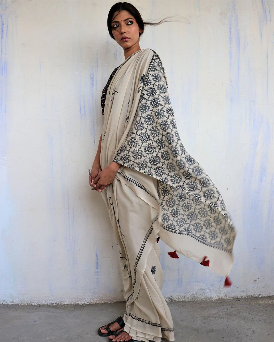 Ivory Black Dragonfly Block Printed Cotton Mul Saree -God - Image 9