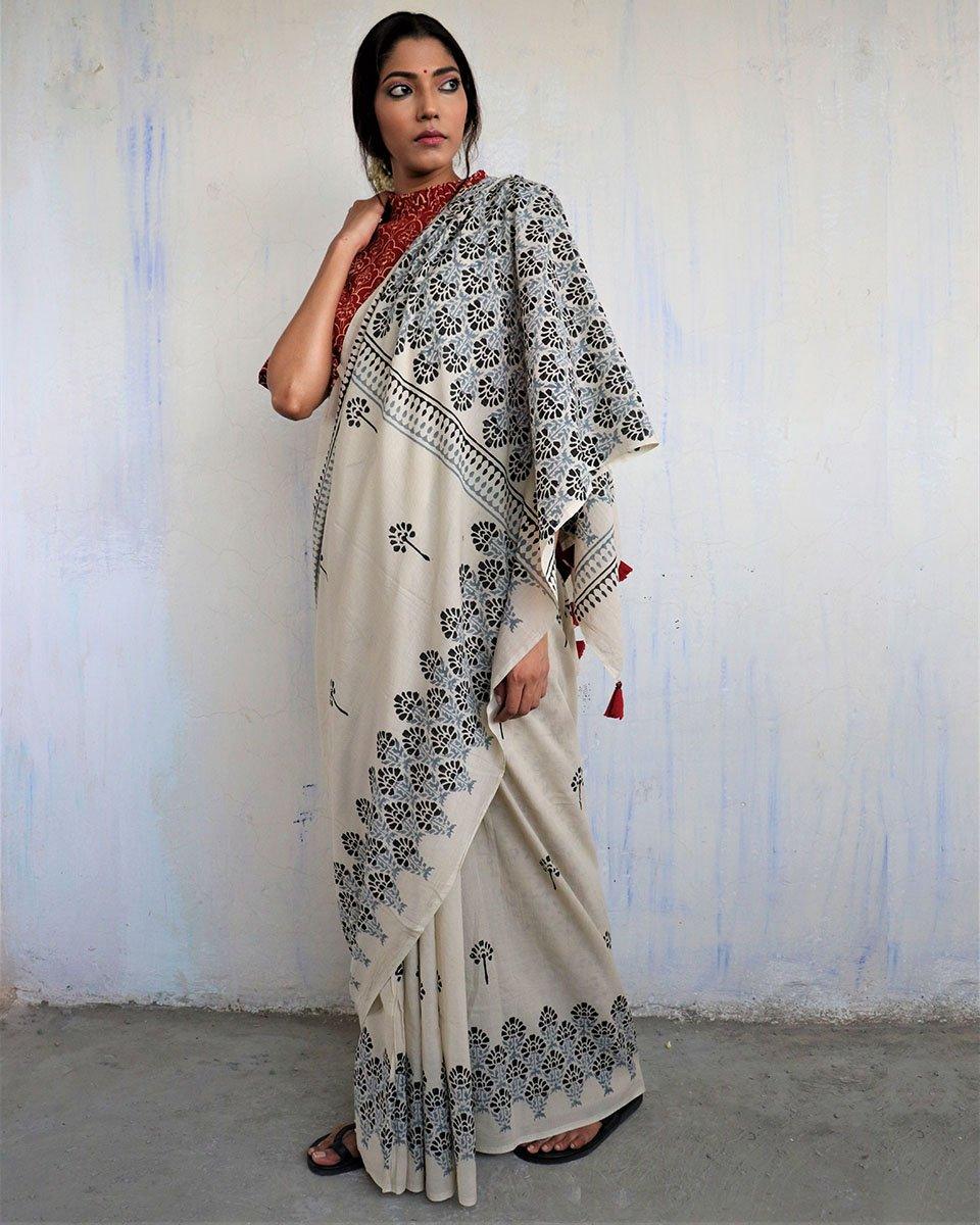 Ivory Grey Block Printed Cotton Mul Saree - God - Image 4