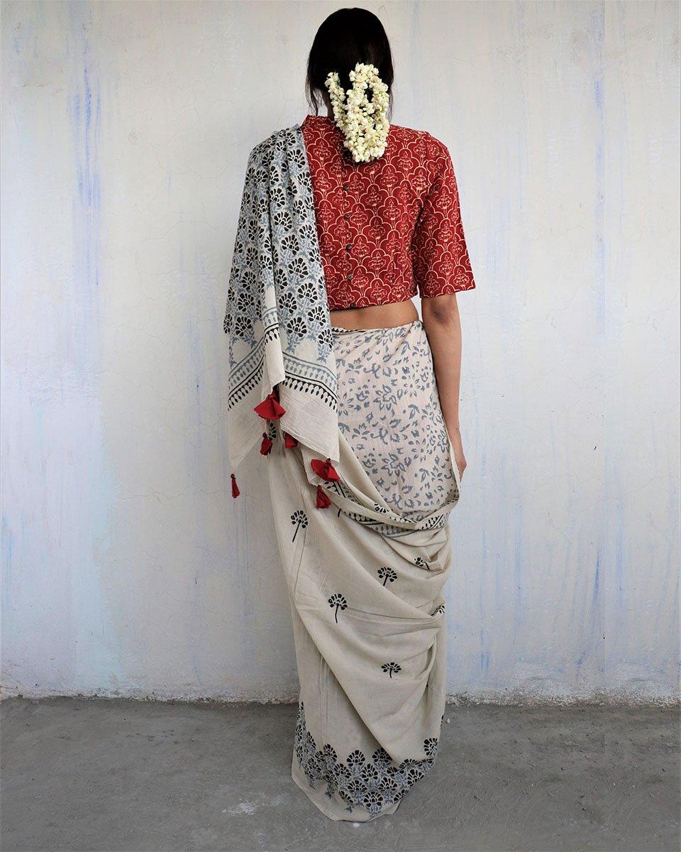 Ivory Grey Block Printed Cotton Mul Saree - God - Image 5