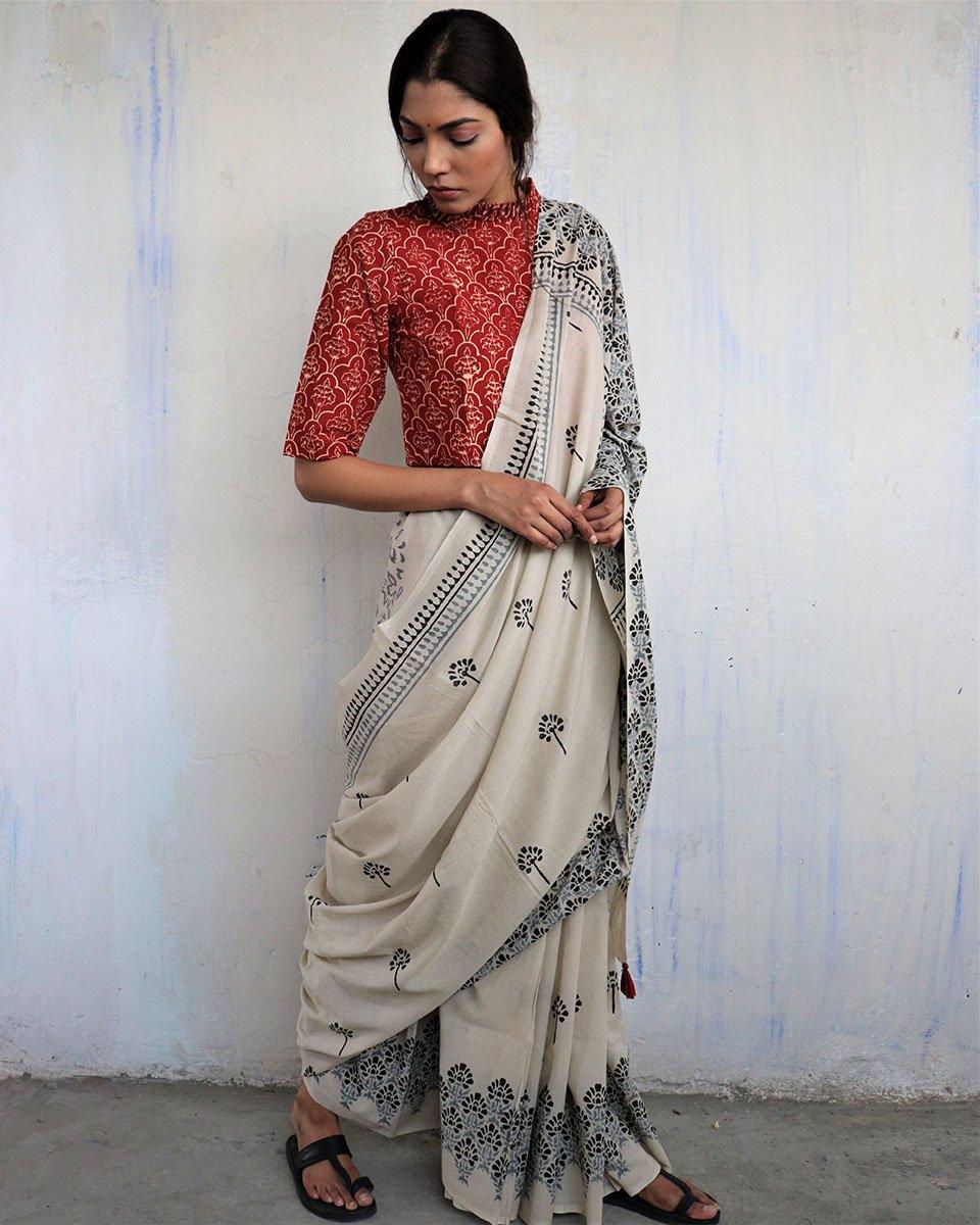 Ivory Grey Block Printed Cotton Mul Saree - God - Image 6