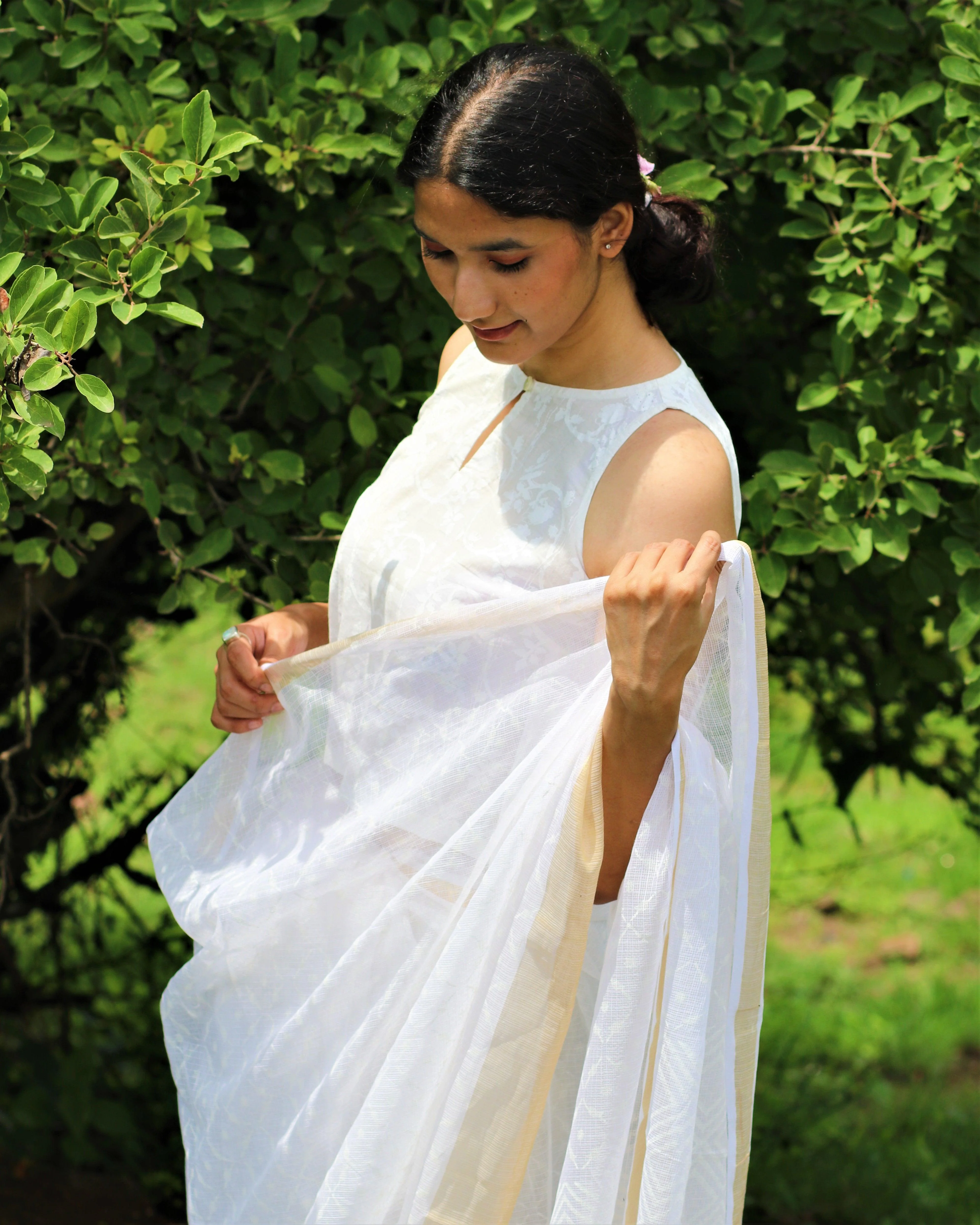 Ivory Pure Cotton Sleeveless Handprinted Blouse-Safed - Image 4