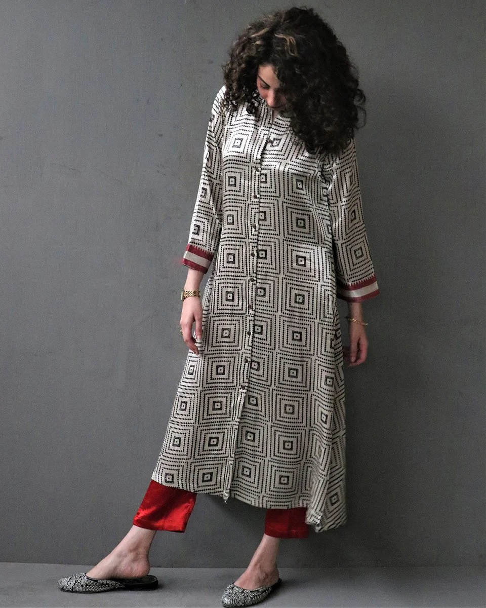 Saanjh Handprinted Mashru Silk Kurta Set - Image 5
