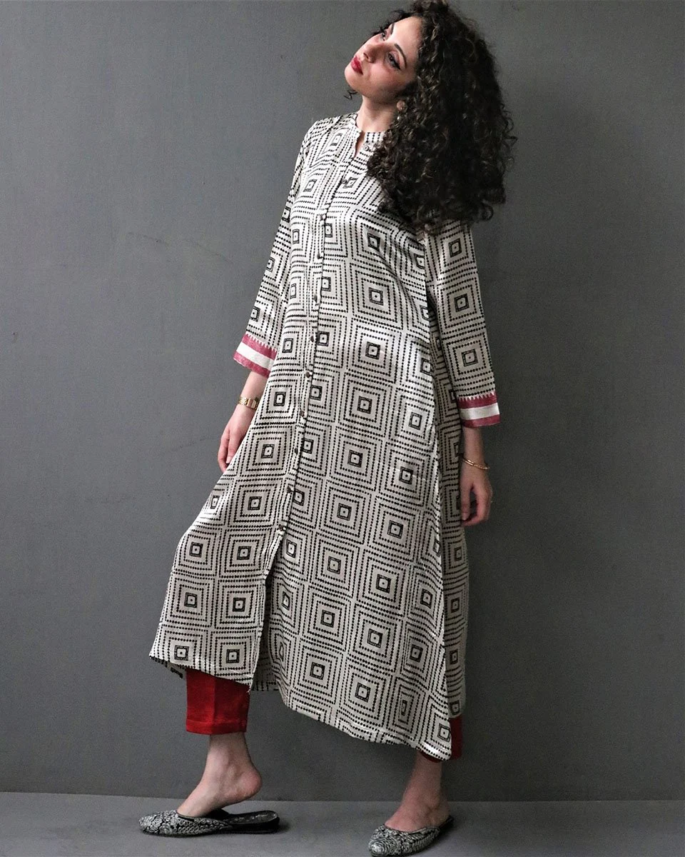 Saanjh Handprinted Mashru Silk Kurta Set - Image 6